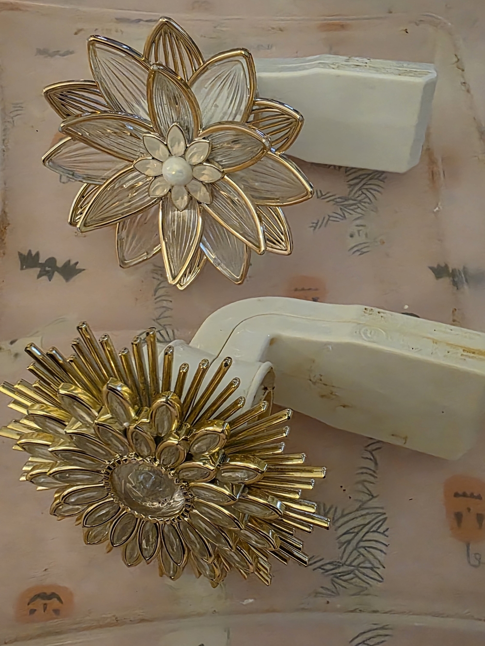 Decorative Gold Floral Wallflower Plugs - Set of 2. Light Up